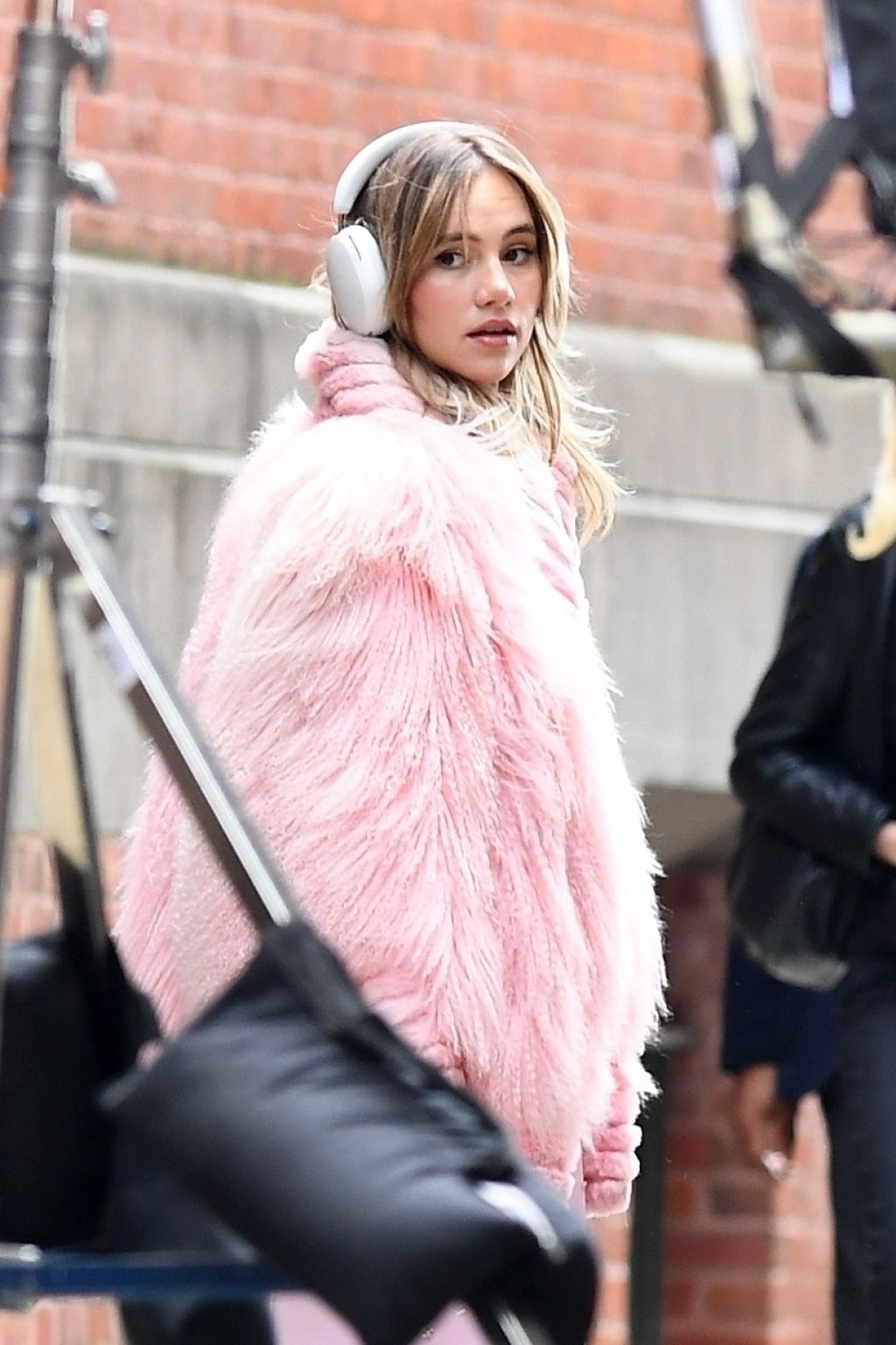 Suki Waterhouse Rocks Sonos Headphones and Pretty in Pink Attire on a Film Set02